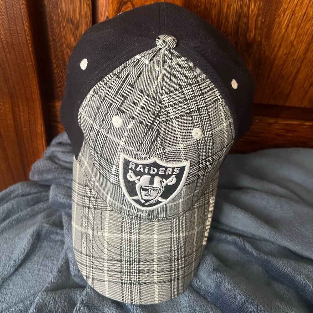 Oakland Raiders NFL Team Apparel L/XL Hat, excellent condition